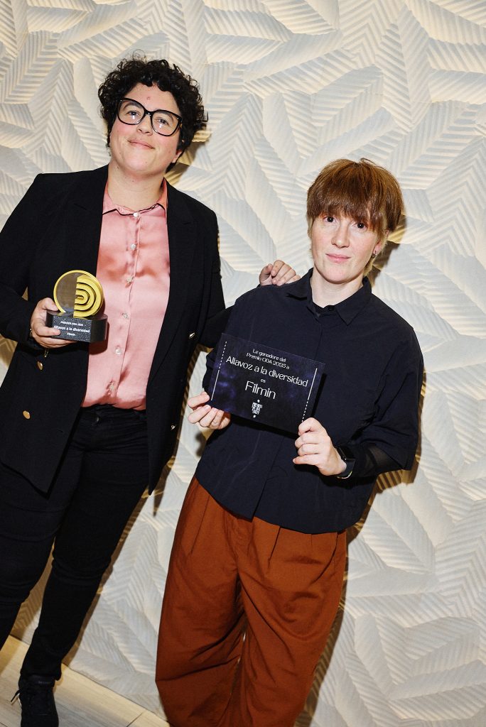 El premio ‘Altavoz a la diversidad’ fue para la plataforma Filmin, recogido por Pilar Toro y Zaida Carmona.