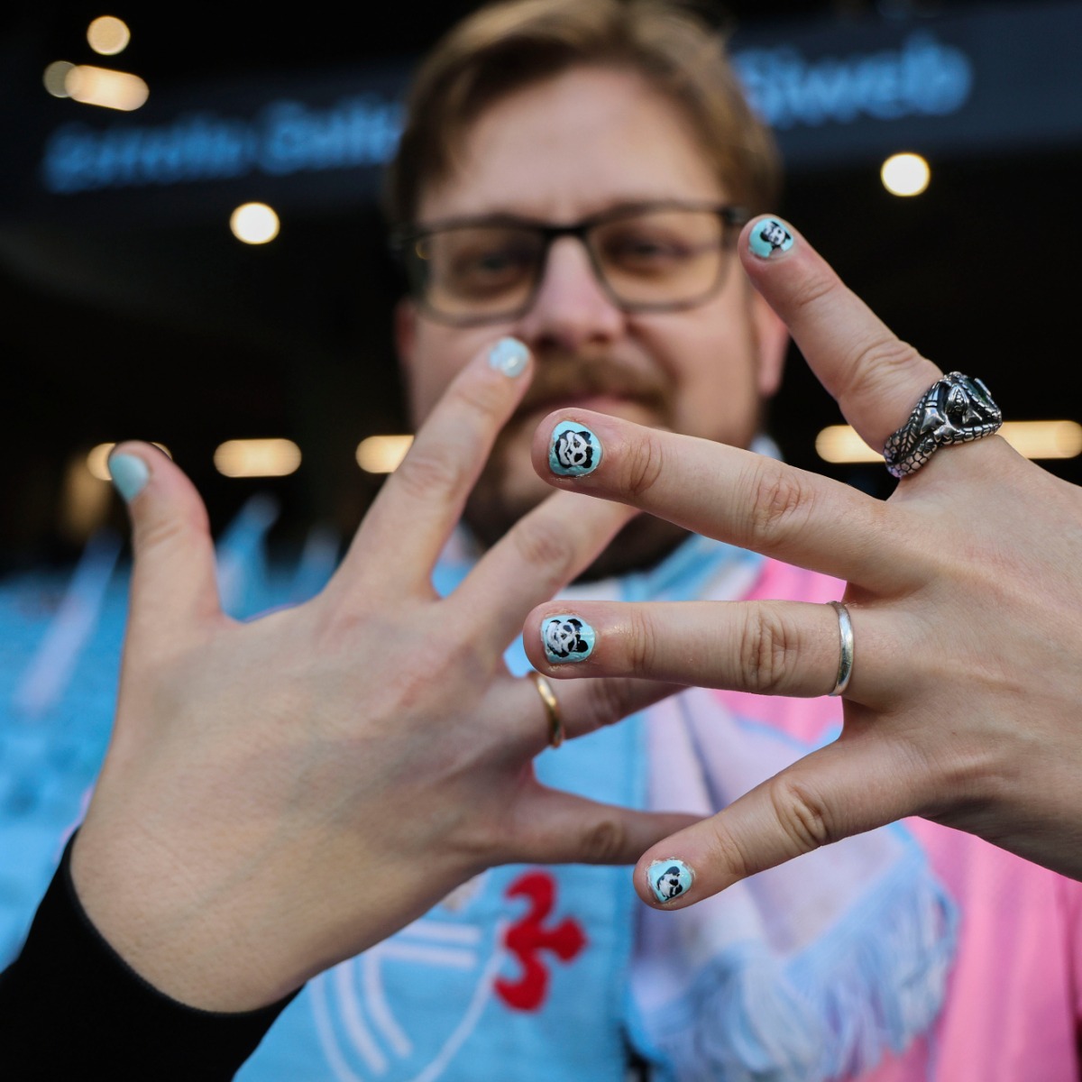 El Celta, contra la LGTBIfobia: los aficionados acuden al estadio con las uñas pintadas para apoyar a Borja Iglesias