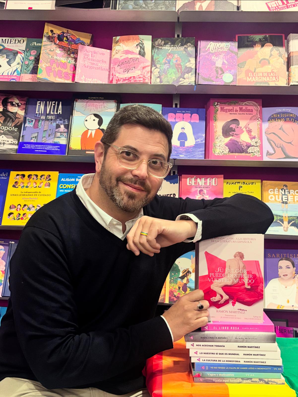 Ramón Martínez, escritor: «Parece ser que las personas heterosexuales no son capaces de universalizar la literatura LGTBI»