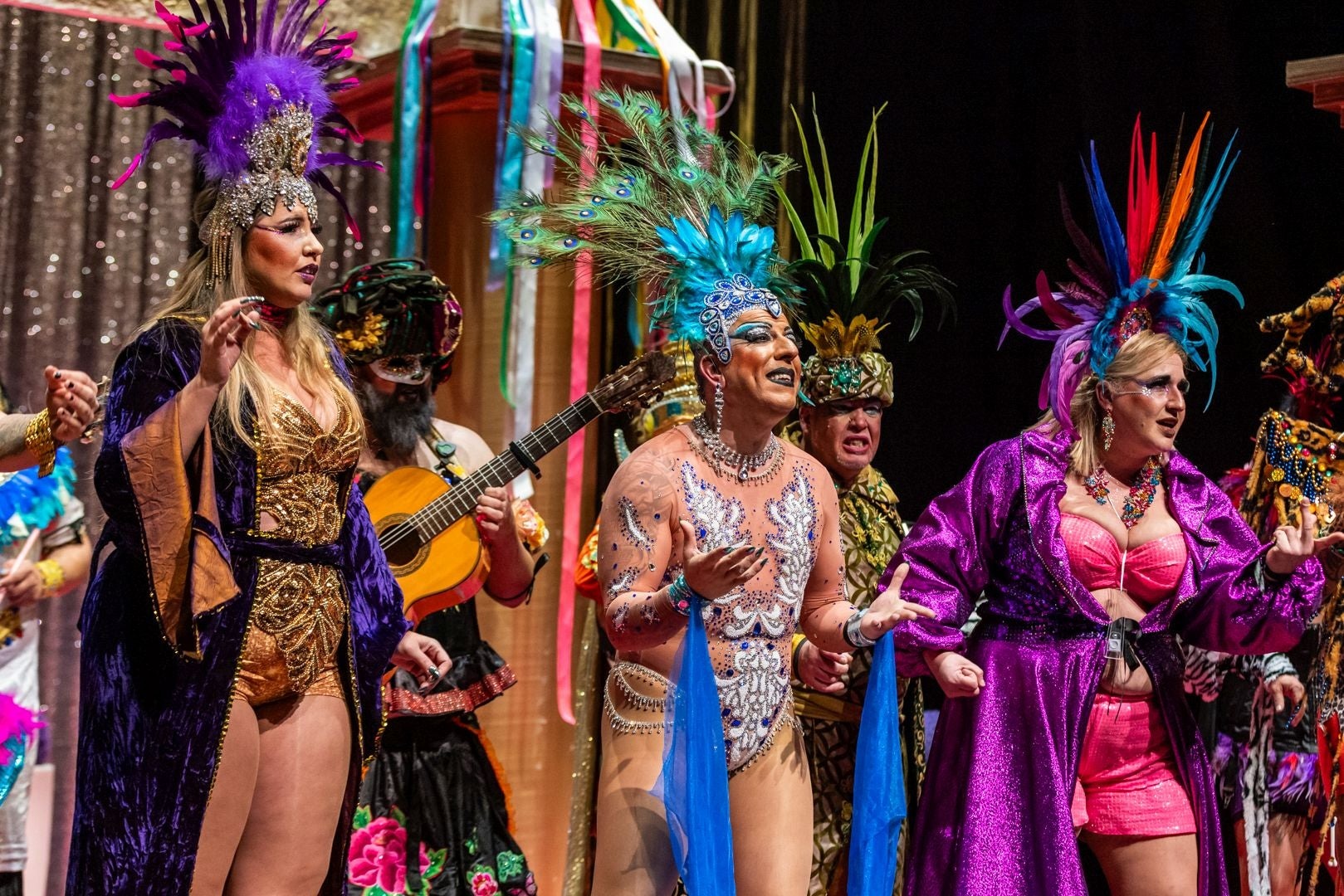 Así es el homenaje a la cultura drag de una comparsa en el concurso de carnaval de Málaga