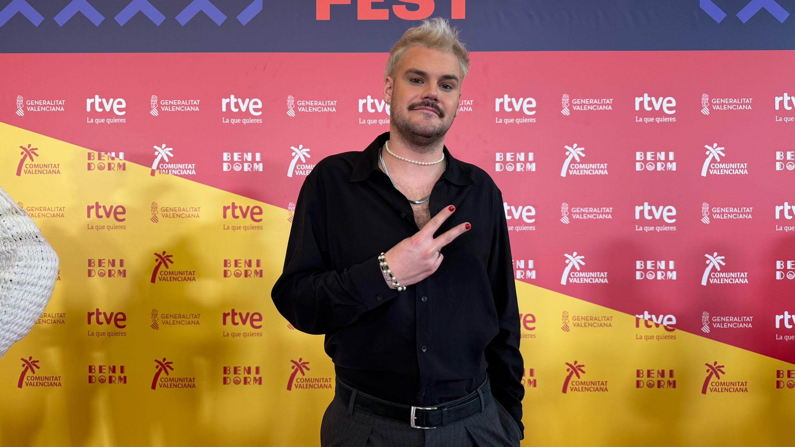 Este es el artista del Benidorm Fest al que le han perdido la maleta antes de actuar (y siguen sin encontrarla)