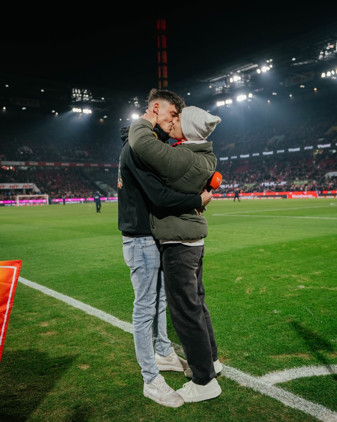 Un árbitro de fútbol alemán pide matrimonio a su novio en la previa de un partido de la Bundesliga