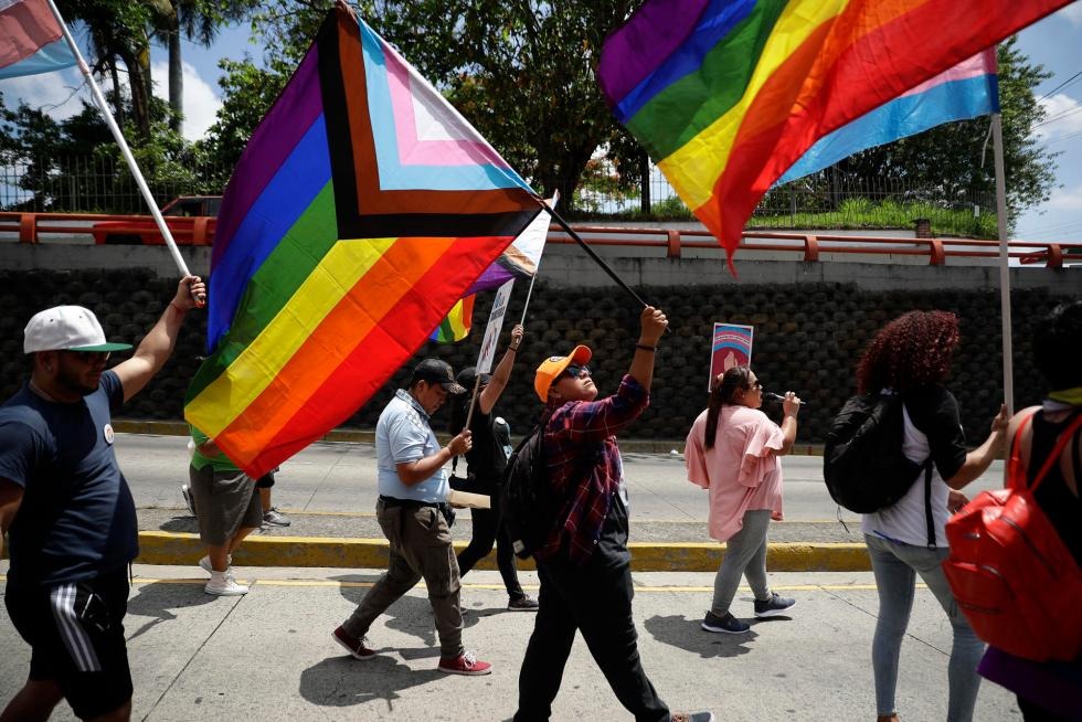 ¿Por qué existen varias versiones de la bandera LGTBQ+ y qué polémica hay detrás?