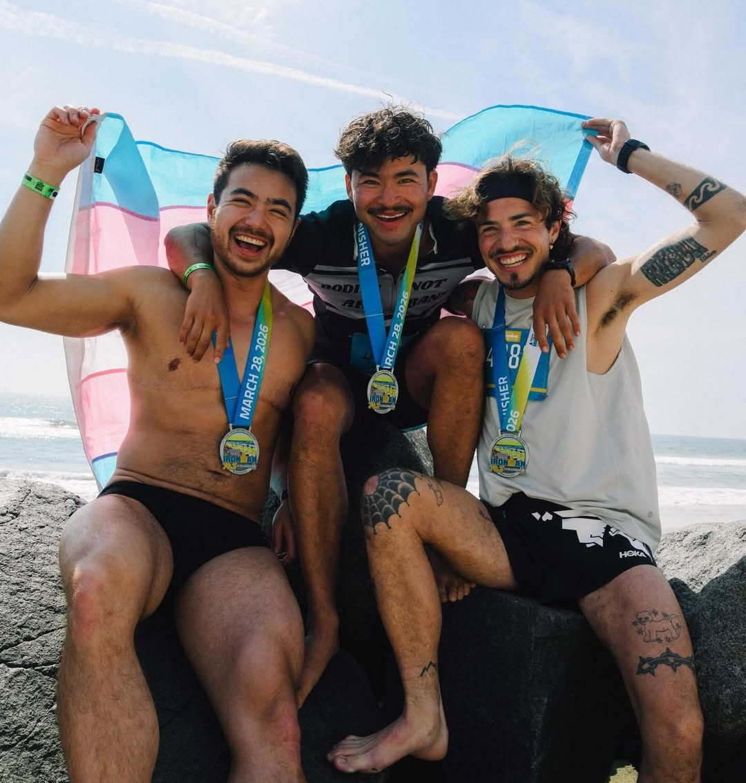 El podio del Ironman Oceanside de California se tiñe con los colores de la bandera trans