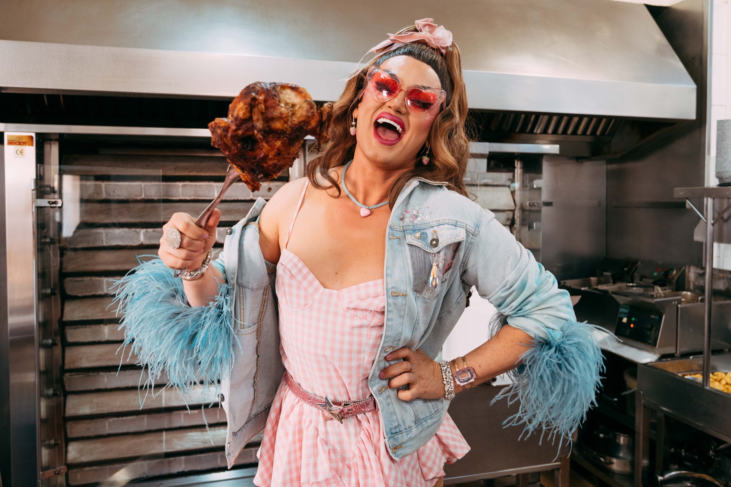 Pink Chadora presenta su libro de recetas: «Soy como un puchero, tengo muchas vidas»