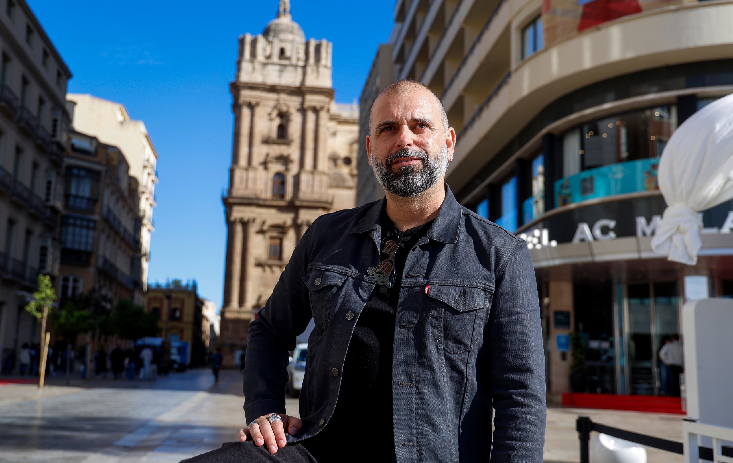 Alexis Morante, director de 'A una isla de ti': «No es una comedia romántica gay, es simplemente una historia de amor»