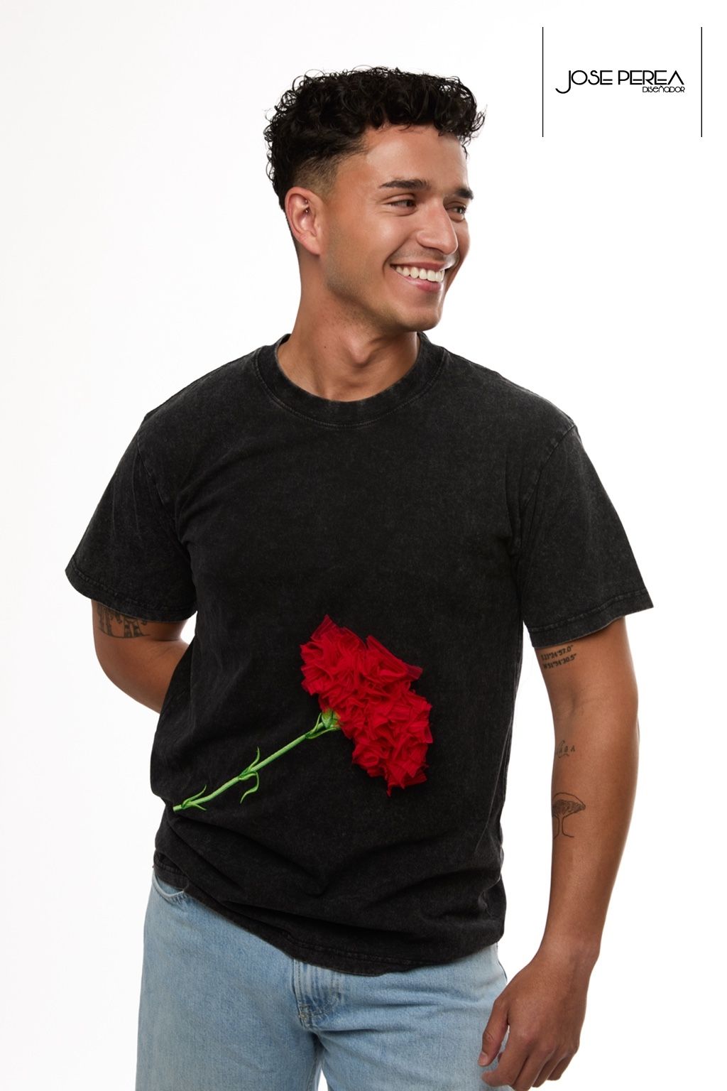 José Perea convierte una flor roja en protagonista de su nueva camiseta de inspiración urbana