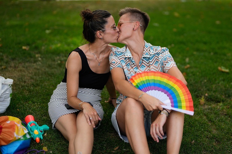 El 10% de los españoles no considera igual de respetables las relaciones homosexuales que las heterosexuales